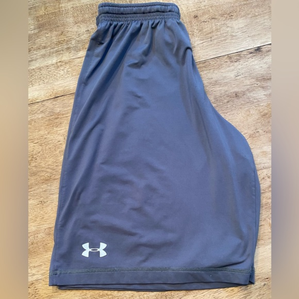 Under Armour Men’s Medium Loose Heat Gear Gray Drawstring Athletic Shorts‎